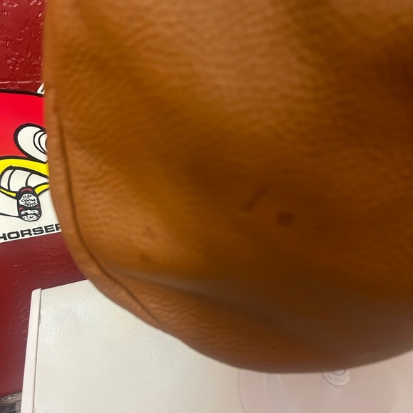 Marc Jacobs Tan Leather Shoulder Bag callouts in the picture. - Picture 5 of 11